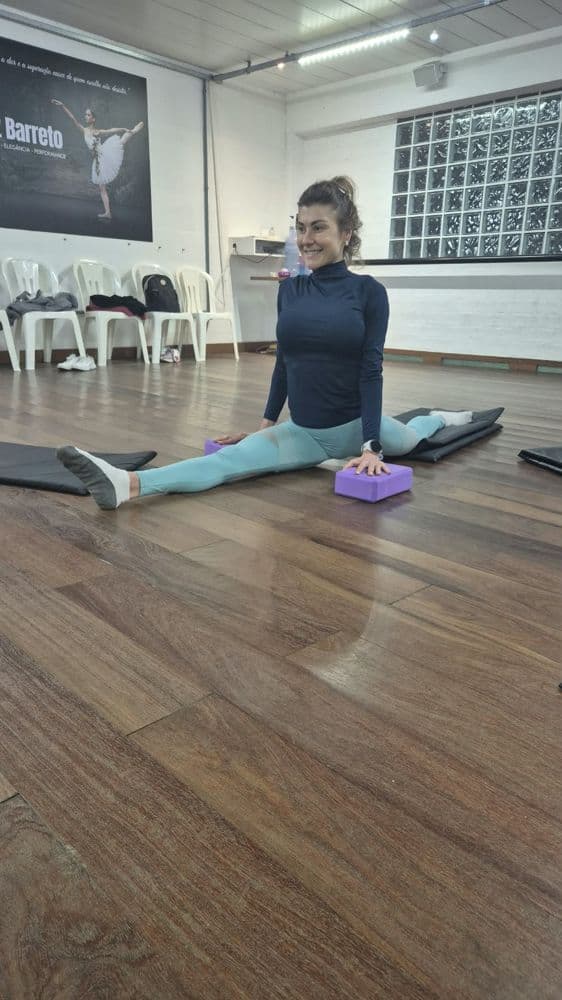 Aluna no espacate com apoio dos blocos