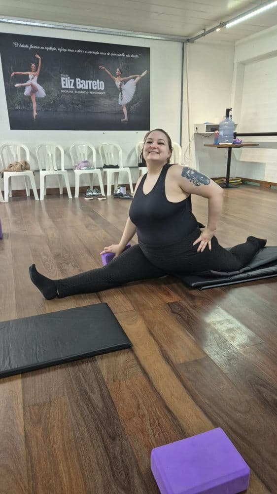 Aluna sorri durante o espacate